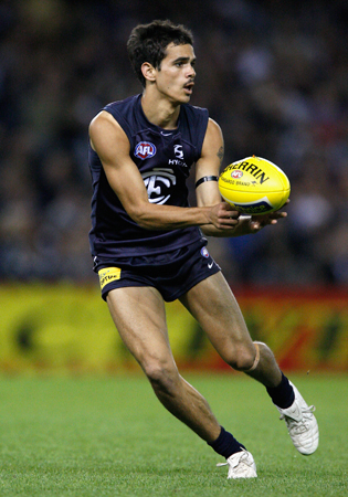 2009 Rd 2 - Garlett fires off a handball.