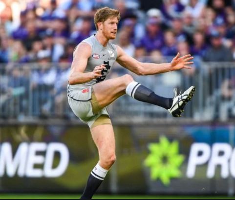 2018 Rd 21 - Matthew Lobbe shoots for goal.